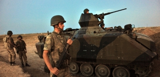 Turečtí vojáci hlídají hranici mezi Tureckem a Sýrií.